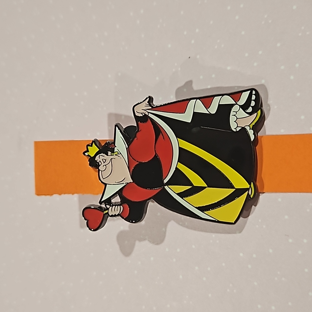 Queen of hearts pin